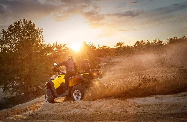 Racing powerful quad bike on the difficult sand in the summer. — Stock Photo, Image