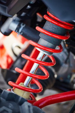 Tüm tekerden çekiş ATV süspansiyonunun unsurları.