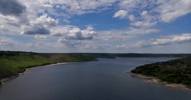 Nehrin insansız hava aracı çekimi, yazın güzel nehir manzarası..