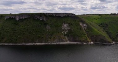 Nehrin insansız hava aracı çekimi, yazın güzel nehir manzarası..