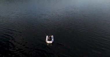 Nehrin insansız hava aracı çekimi, yazın güzel nehir manzarası..