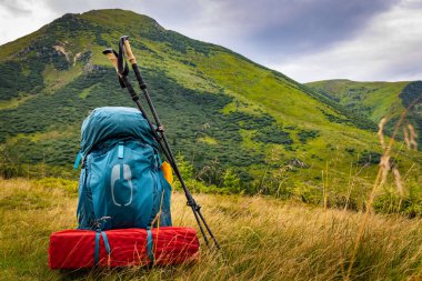 Bir sırt çantası ve çadırla dağlarda yaz yürüyüşü. Güzel dağ manzarası.
