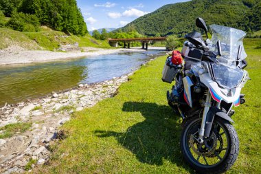 Dağlarda motosiklet gezisi, dağ nehri kıyısında güzel bir manzara..