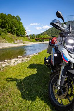 Dağlarda motosiklet gezisi, dağ nehri kıyısında güzel bir manzara..