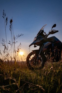 Dağlara Moto gezisi. Dağlarda gün batımı.