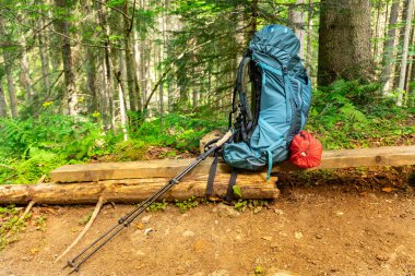 Bir sırt çantası ve çadırla dağlarda yaz yürüyüşü..