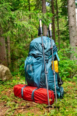 Bir sırt çantası ve çadırla dağlarda yaz yürüyüşü..