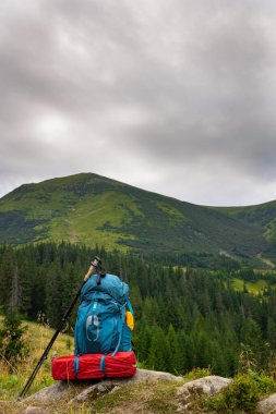 Bir sırt çantası ve çadırla dağlarda yaz yürüyüşü. Güzel dağ manzarası.