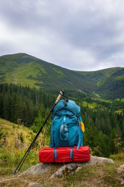 Bir sırt çantası ve çadırla dağlarda yaz yürüyüşü. Güzel dağ manzarası.