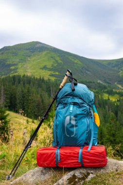 Bir sırt çantası ve çadırla dağlarda yaz yürüyüşü. Güzel dağ manzarası.