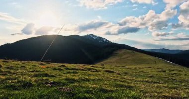 Bir kış manzarasının insansız hava aracı videosu. Bir başka güzel manzara. Dağlardan ve vadilerden oluşan bir manzara.