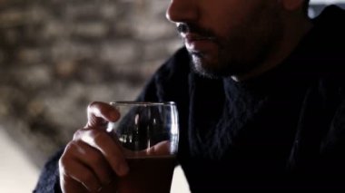 Yalnız bir barda içki düşünceli genç adam vurguladı