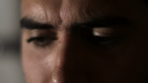 Omtänksam Sorgliga Orolig Mannens Ögoni Mörker Närbild — Stockvideo
