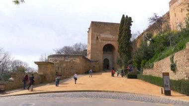 Turistler Alhambra - girerek 1 Nisan 2018, Granada, İspanya