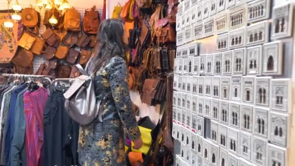 年轻的游客徘徊在一个纪念品商店 2018年4月1日 格拉纳达 西班牙 — 图库视频影像