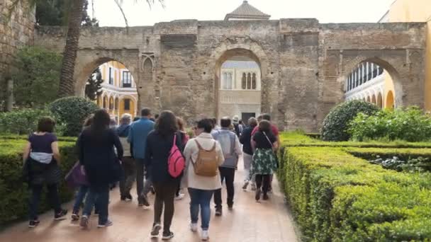 Ряд Людей Въезжающих Королевский Дворец Апреля 2018 Года Севилья Испания — стоковое видео