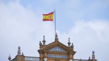 İspanyol ulusal bayrak sallayarak Plaza de Espana - Sevilla, İspanya