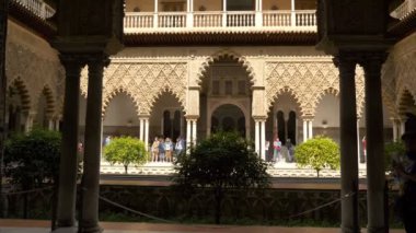 Sevilla, İspanya, 6 Nisan 2018: Plaza De Espana halkı