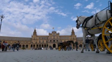 Sevilla, İspanya, 6 Nisan 2018: Plaza De Espana halkı