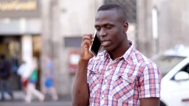 Bonito preto homem falando no o telefone — Vídeo de Stock