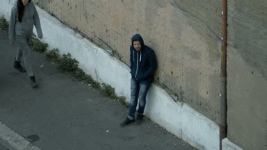 kadın sokakta kukuletalı onu itici olduğunu