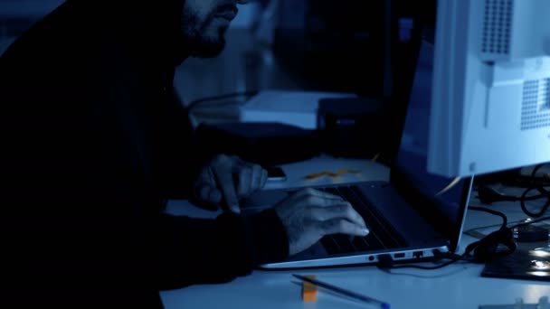 Hacker Digitando Sulla Tastiera Del Computer Notte — Video Stock