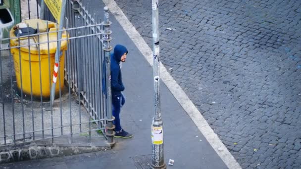 Femme Rencontre Son Poussoir Capuchon Dans Rue — Video