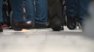 Şehirde yürüyen insanların ayaklarına yaklaşın - şehir, hız, kaos
