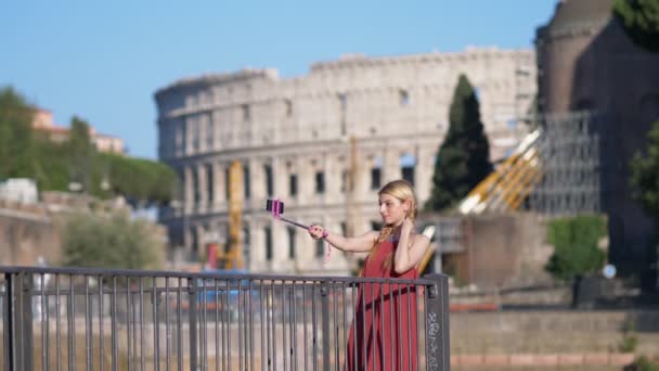 Turistkvinnan Tar Selfie Colosseum Rom — Stockvideo