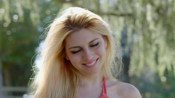 Primer Plano Sonriente Rubia Joven Mujer Mirando Cámara Parque — Vídeo de stock