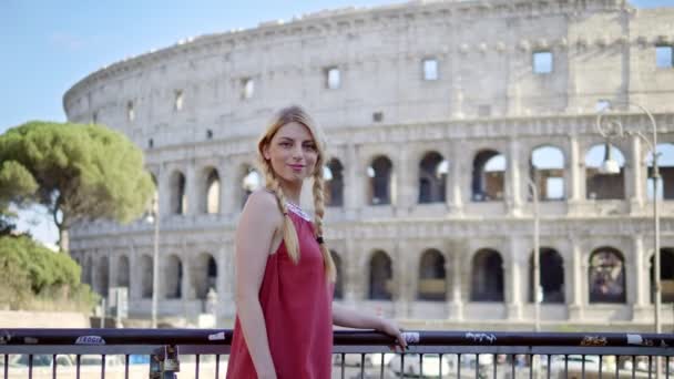 Blond Kvinna Nära Colosseum Rom Italien — Stockvideo