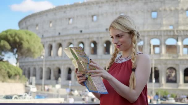 Щаслива Жінка Турист Посміхається Дивиться Карту Римі — стокове відео