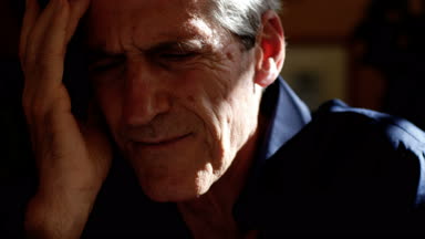 Bunalımlı, düşünceli, karanlıkta yaşlı bir adam.