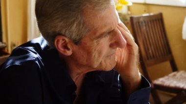  Düşünceli, endişeli yaşlı adam. Dalgın üzgün yaşlı adam - kapat