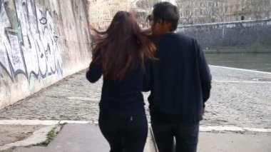 Mutluluk, ahenk. Genç çift nehir boyunca koşuyor. Ağır çekimde.