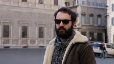 Caddede kameraya parmağıyla 