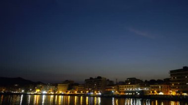 Yaz, deniz, gece. Akşamları Crotone güvertesi İtalya 'nın güneyinde.