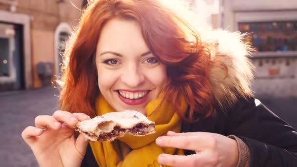 Aantrekkelijke Jonge Vrouw Bijt Een Taart Outdoor — Stockvideo