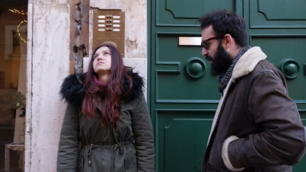 Voldelig Kamp Gaden Elskere Hun Overfalder Sin Kæreste Døren – Stock-video