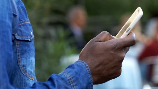 Beau homme noir parler au téléphone — Video