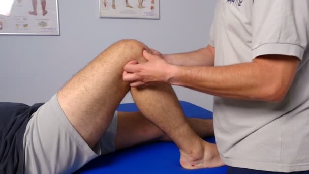 Physiotherapeut Bei Der Arbeit Patienten Der Klinik — Stockvideo