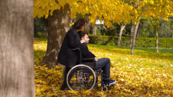 Disabili Amore Romanticismo Uomo Sedia Rotelle Coccolato Dalla Fidanzata Parco — Video Stock