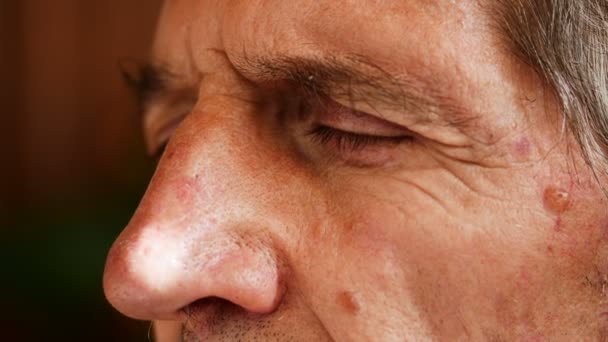 Viejo Reflexivo Con Los Ojos Cerrados Ábrelos Pensativo Anciano Mirada — Vídeos de Stock