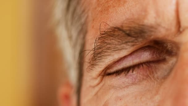 Reifer Mann Öffnet Die Augen Sieht Sieht Sieht Halb Gesicht — Stockvideo