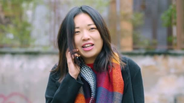 Улыбающаяся Милая Азиатка Разговаривает Телефону Улице — стоковое видео