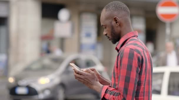 Krásný Černý Muž Pomocí Telefonu Městě — Stock video