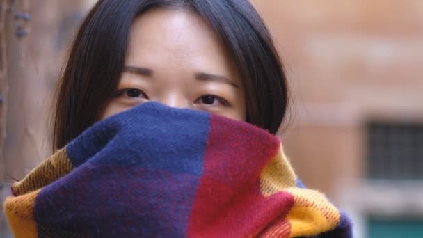 Hermosa Joven Asiática Mujer Descubre Cara Mostrando Sonrisa Aire Libre — Vídeo de stock