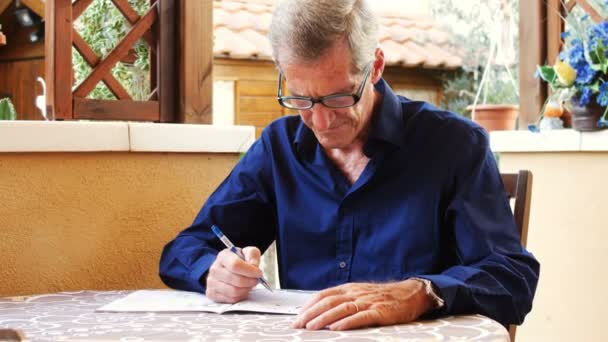 Viejo Relajado Haciendo Crucigrama Antigüedad Tiempo Libre Ejercicio Mental — Vídeos de Stock