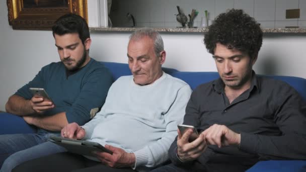Portret Rodzinny Ojciec Jego Synowie Kanapie Pomocą Smartfona Tabletu — Wideo stockowe
