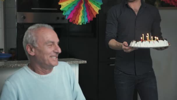 2人の愛情深い息子は父の誕生日を祝うケーキを持って来る — ストック動画